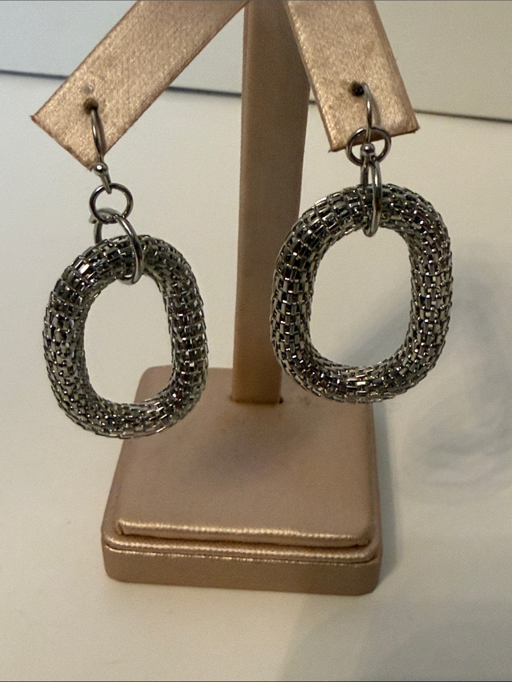 EARRINGS SILVER TONE MESH OVAL DROPS PIERCE WIRE